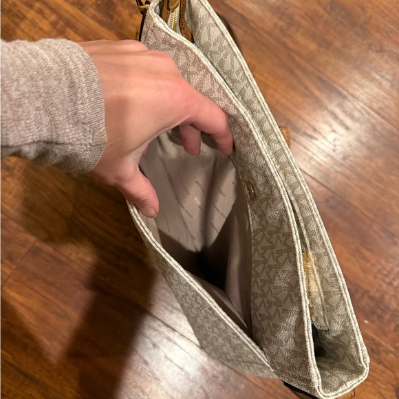 Michael Kors Jet Set Travel  Crossbody - Picture 4 of 7